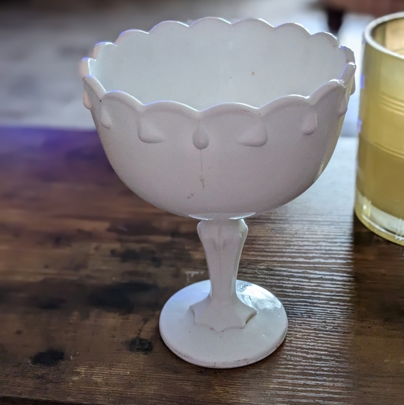 Viny Milk glass dish - Picture 1 of 3